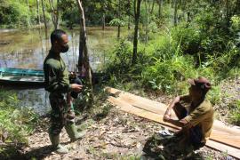Aksi Kegiatan Sosial Praka Ngudi Setiyanto di Sela-Sela Aktivitas TMMD Reguler ke 112
