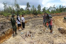 Satgas TMMD Pasang Patok Jalan Sepanjang 4.500 Meter di Desa Kampuri