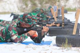 Asah Kemampuan Prajurit, Dandim 1016 Palangka Raya Pimpin Latihan Menembak