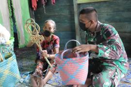 Nenek Tian Ajarkan Seni Kerajinan Lokal Kepada Personel Satgas TMMD
