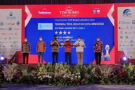 Walikota Helmi Hattrick Penghargaan Top Pembina BUMD
