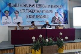 Walikota yang pada kesempatan itu didampingi Asisten III M.Husni, Staf Ahli walikota Zuliyati, Plt Kepala DPMPTSP Riduan dan Kadis Perindag Bujang HR