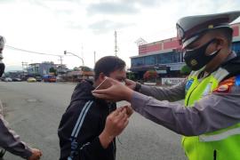 Polres Kepahiang Bagikan Masker Kepada Pengguna Jalan