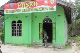 Personel Satgas Lakukan Pengecatan Posko TMMD Reguler Ke 112 