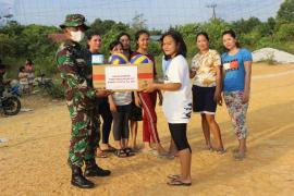 Personel TMMD Serahkan Net dan Bola Voly Untuk Warga Kampuri