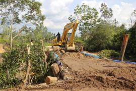 Dansatgas TMMD Tinjau Pembangunan Jembatan Penghubung Desa Kampuri