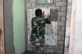 Tim Satgas TMMD Pasang Keramik Dinding MCK Masjid Al Ikhlas