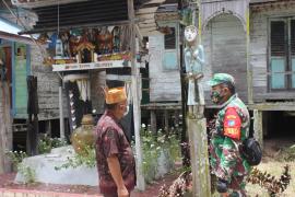 Tokoh Adat Kenalkan Makna Sandung Kepada Personel TMMD