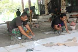 Satgas TMMD Pasang Keramik Bagian Luar Masjid Al Ikhlas