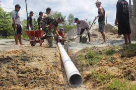 Satgas TMMD dan Warga Kampuri Gotong-Royong Pengecoran Jalan Masjid Al Ikhlas