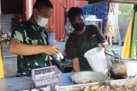 Personel TMMD Bantu Warga Kampuri Jualan Gorengan