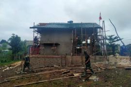Satgas TMMD Pasang Atap Pos Kamling