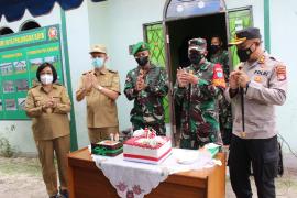 Peringati HUT TNI ke-76, Bupati dan Kapolres Gumas Beri Kejutan Untuk Personel TMMD