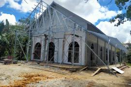 Satgas TMMD Kebut Pemasangan Rangka Baja Ringan Gereja Mawar Saron