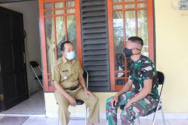 Personel TMMD Jalin Komunikasi Sosial Bersama Camat Mihing Raya