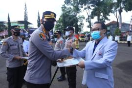 Pemberian Penghargaan kepada Relawan Tenaga Kesehatan Gerai Vaksin Presisi Polres Garut