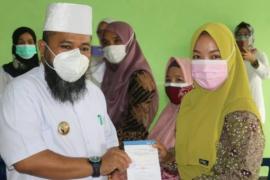 Perhatikan Ketahanan Pangan, Walikota Helmi Salurkan Bantuan DAKNF ke Petani