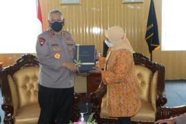Kapolda Bengkulu Donasikan Buku Karangannya “DVNH” Untuk Unib