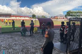 Polres Bengkulu Amankan Jalannya Pertandingan Sepak Bola PS Bengkulu Vs Renal