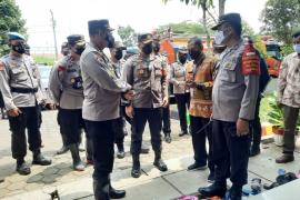 Kunjungi Pengungsian, Irwasda Polda Jateng Bantu dan Hibur Warga Terdampak Banjir Rob