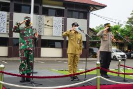Pemerintah Kabupaten Batang bersama Polres dan Kodim 0736/Batang mengimbau agar masyarakat meminimalkan kegiatan yang berpotensi menimbulkan kerumunan saat Natal dan Tahun Baru (Nataru)
