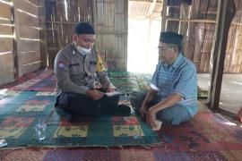 Sambang Duka, Bhabinkamtibmas Sampaikan Bantuan Kapolres Seluma