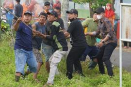 Petugas DLH dan Warga Pondok Besi Keroyokan