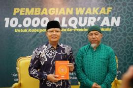 Gubernur Rohidin Serahkan 10 Ribu Wakaf Al-Qur'an