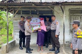 Bantuan Kemanusiaan Untuk Negeri, Polres Kaur Berikan Bansos kepada Warga Kurang Mampu
