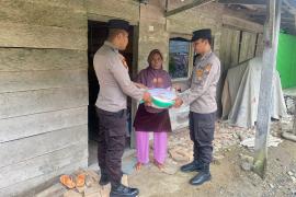 Warga Desa Ulak Pandan Terima Bansos dari Polsek Nasal