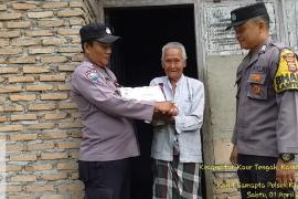 Warga Desa Kelurahan Tanjung Iman Terima Bansos dari Polsek Kaur Tengah