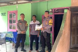 Petani Warga Desa Tanjung Bulan Terima Bansos dari Polsek  Tanjung Kemuning