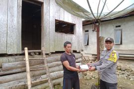 Petani ini Terima Bansos dari Polsek Muara Sahung