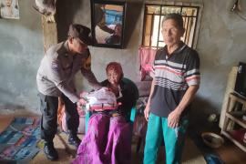Lansia 70 Tahun Terima Bansos dari Polsek Muara Sahung