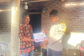 Polres Bengkulu Tengah Bagikan Bansos untuk Warga Kurang Mampu di Desa Keroya