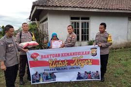 Polsek Sindang Kelingi Berbagi Bansos kepada Warga yang Membutuhkan