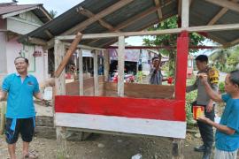 Bhabinkamtibmas Polsek Pino, Gotong Royong Bangun Pos Kamling