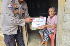 Senyum Lansia 71 Tahun Saat Terima Bansos dari Polsek Padang Guci Hulu