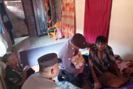 Sakit Menahun, Lansia 70 Tahun Terima Bansos dari Polsek Kaur Tengah