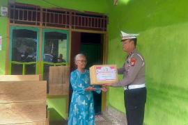 Polres Bengkulu Selatan Kembali Salurkan Bantun Sosial Kepada Warga Kelurahan Ibul dan Desa Batu lambang 