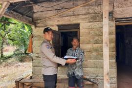 Polsek Muara Sahung Salurkan Bansos kepada Warga Desa Tri Tunggal