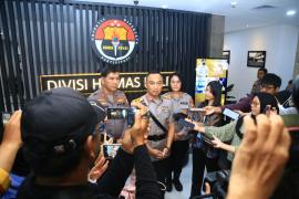 Kepala Divisi Humas Polri Irjen Pol Sandi Nugroho Saat Dimintai Keterangan Oleh Awak Media
