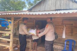 Polres Bengkulu Tengah Salurkan Bantuan Kemanusiaan Untuk Negeri kepada Petani Kurang Mampu