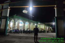 Personel Polesek Putri Hijau Melaksanakan Pengamanan Salat Tarawih