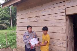 Warga Desa Lawang Agung Terima Bansos dari Polsek Padang Guci Hulu