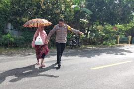Jalankan Tugas Dengan Baik, Bhabinkamtibmas Polsek Manna Bantu Seberangkan Nenek yang Kebingungan 