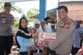 Polda Bengkulu Bagikan 125 Paket Bantuan Kemanusiaan Untuk Negeri Kepada Warga Kelurahan Sumber Jaya