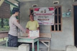 Petani Warga Desa Sukananti Terima Bansos dari Polsek Padang Guci Hulu