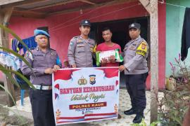 Tidak Bekerja Lagi, Warga Desa Benteng Harapan Terima Bansos dari Polsek Maje