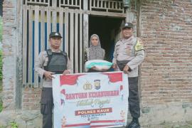 Lansia ini Terima Bansos dari Polsek Nasal